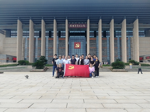 在南湖革命纪念馆前合影_副本.jpg